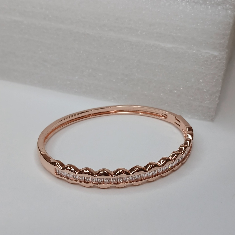 Zirconia Bangle Bracelete - Picture 3 of 5